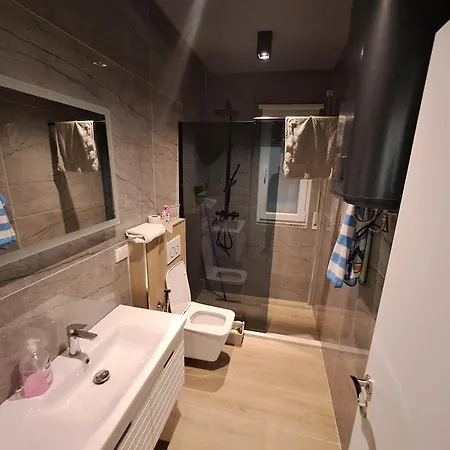 Gjoni's Kune Shengjin Лежа